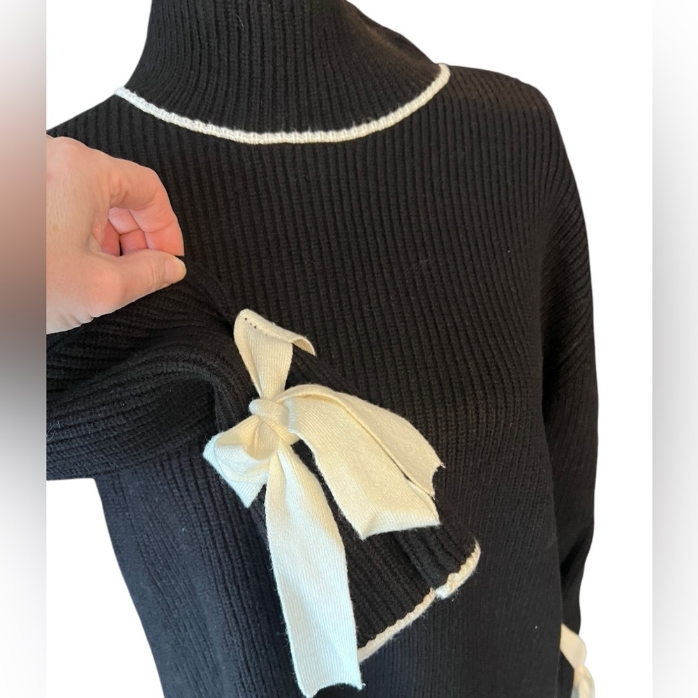 Black and cream sweater with cute ties at wrist, size large - Picture 4 of 7